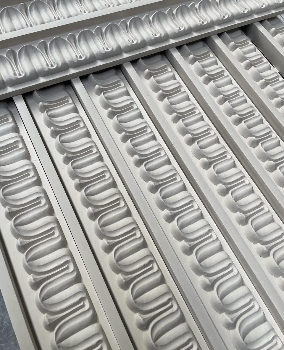 Molduras decorativas instaladas en salón